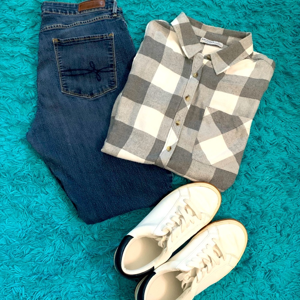 🐭☕️Arizona grey and white long sleeve plaid shirt.  Size medium.
